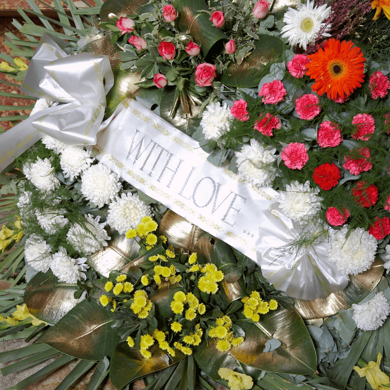 corona funebre con variedad de flores