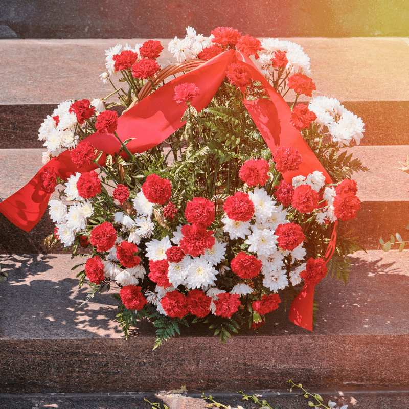 arreglo floral blanco y rojo