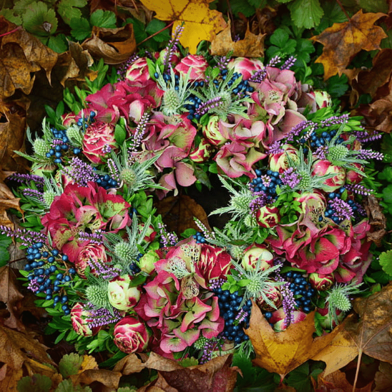 corona funebre con variedad de flores
