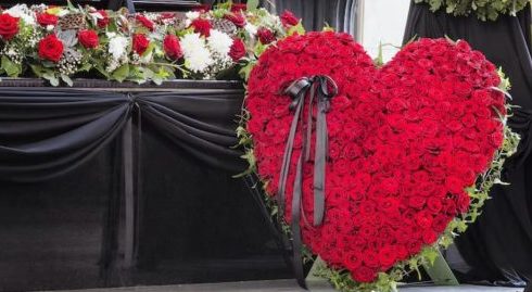 arreglo floral en forma de corazon rojo